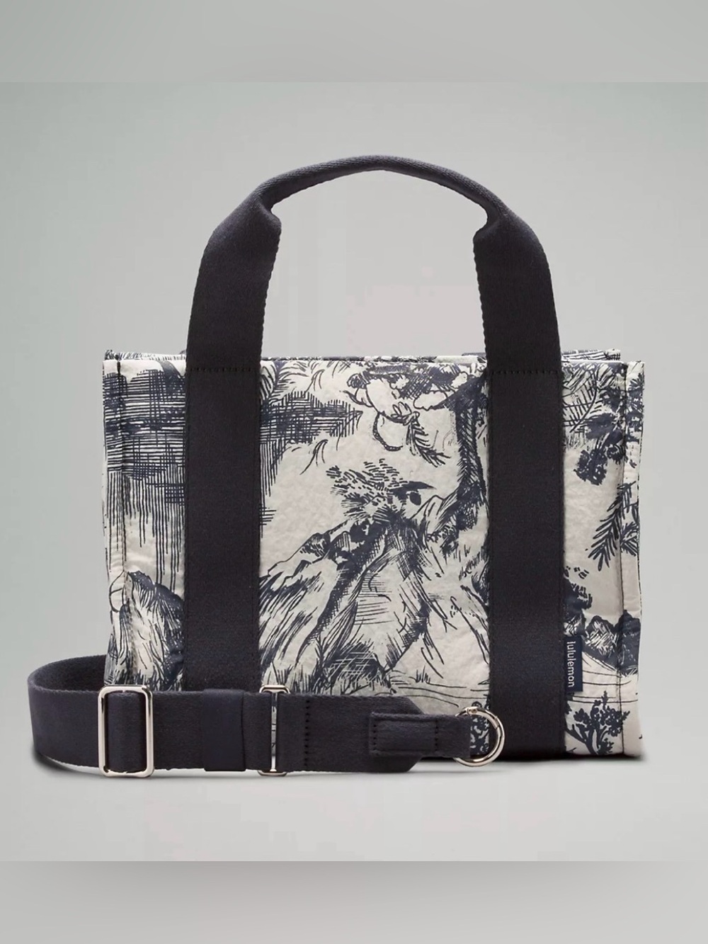 LULULEMON Boxy Mini Tote
Toile Turtledove Navy and Obsidian 4.5 L